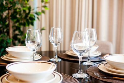 Espaço externo com jardim e área de descanso — foto para destacar comodidades