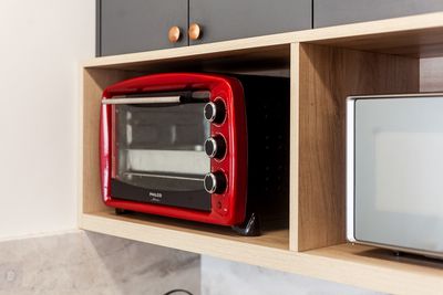 Espaço gourmet com bancada e cadeiras — imagem para apartamentos e pousadas