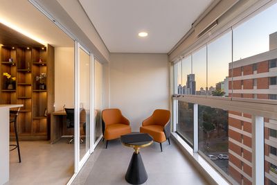 Quarto compartilhado com decoração moderna e camas confortáveis — ideal para hostels