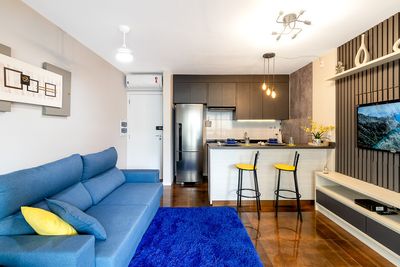 Quarto com detalhes sofisticados e iluminação de destaque — foto profissional