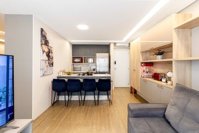 Área externa com piscina e espelhos d'água — foto para resorts e pousadas