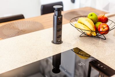 Quarto elegante com detalhes em tecido e cabeceira estofada — fotografia profissional