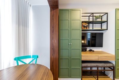 Sala de estar com decoração aconchegante e luz natural — foto de interior para anúncios