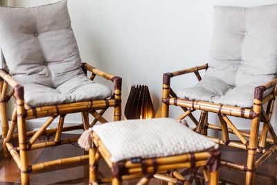 Suíte com varanda e decoração acolhedora — ideal para pousadas e chalés