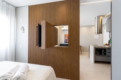 Quarto com janelas grandes e vista — destaque para iluminação natural