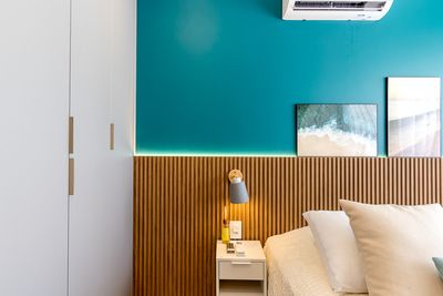 Quarto com iluminação direta e obras de arte na parede — imagem premium