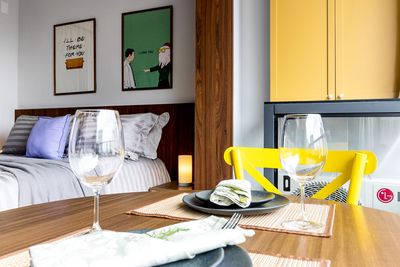 Recepção elegante com acabamento moderno — ideal para hotéis boutique