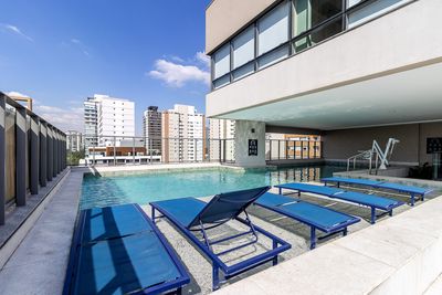 Suíte com cama king e roupa de cama premium — imagem para hotéis de categoria