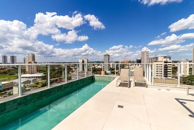 Quarto com decoração clean, cama queen e iluminação natural — imagem para hospedagem