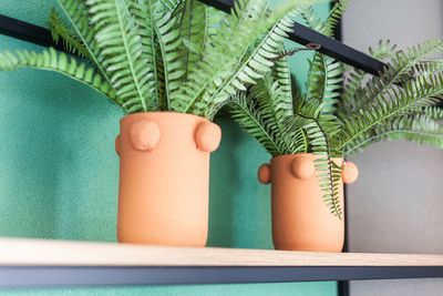 Quarto com cama confortável e decoração neutra — ideal para Booking