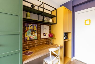 Quarto acolhedor com decoração rústica e varanda privativa — ótimo para pousadas