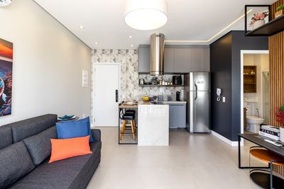 Sala de estar com luz natural e mobiliário aconchegante — ótima para fotos de anúncio