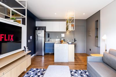 Banheiro com box de vidro e acabamento moderno — foto para anúncios de quarto