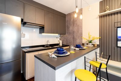 Área comum com sofá e mesa central — imagem para apartamentos e estúdios