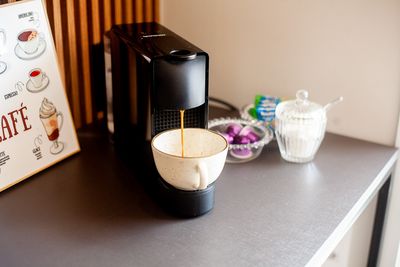 Suíte com cama queen e decoração minimalista — foto para anúncios no Airbnb