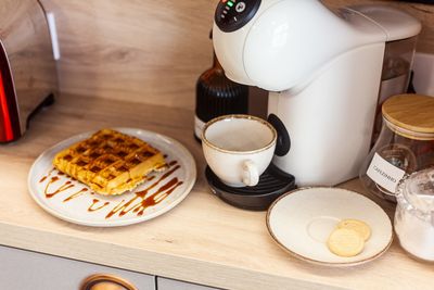 Área de refeição com mesas e luz natural — fotografia para hospedagens que oferecem café da manhã