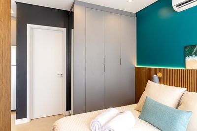 Espaço de convivência com poltronas confortáveis e iluminação natural