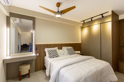 Quarto com vista, cama confortável e design contemporâneo — excelente para Airbnb