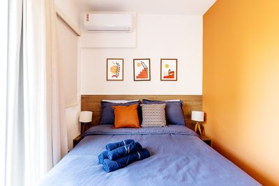 Sala integrada com móveis funcionais e iluminação natural — foto para apartamentos