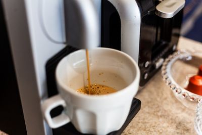 Área de lazer com piscina e áreas verdes — foto voltada para resorts