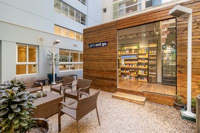 Quarto duplo luminoso com cama confortável e luz natural — fotografia profissional para anúncios de hospedagem