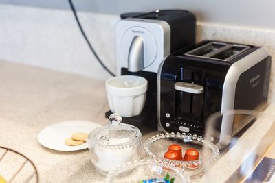 Varanda privativa com cadeiras e vista — imagem para pousadas e chalés