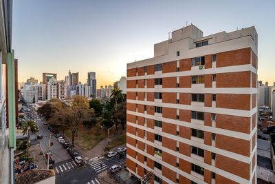 Suíte com decoração em tons neutros e iluminação suave — ideal para hóspedes exigentes