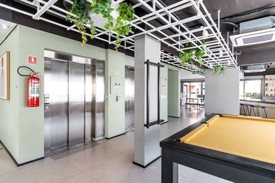 Suíte com detalhes artesanais e ambiente acolhedor — ótima para anúncios