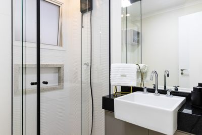 Ambiente social com bar e assentos — imagem para pousadas e hotéis boutique