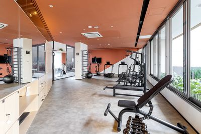 Área de refeição agradável com luz natural — foto para pousadas e hotéis pequenos