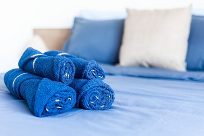 Suíte com vista lateral e decoração clean — ótima para anúncios online