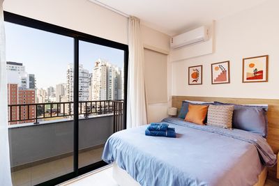 Quarto com beliche moderno e estantes — ótimo para hostels e albergues