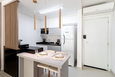 Quarto com beliche moderno e disposição prática — ótima opção para albergues