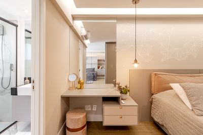 Quarto com acabamento em madeira e iluminação suave — imagem para anúncios de hotel