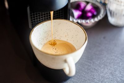 Entrada do imóvel com iluminação acolhedora e sinalização clara — imagem institucional