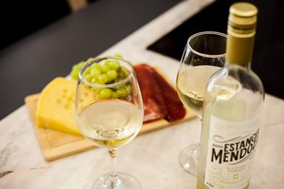 Quarto com decoração aconchegante e iluminação quente — foto para anúncios