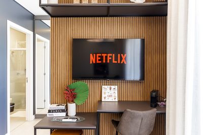 Quarto prático com arrumação otimizada e decoração funcional