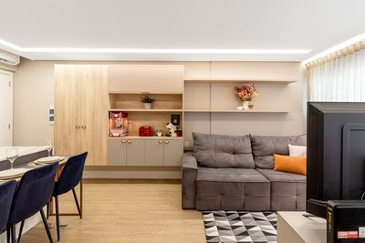 Recepção compacta e funcional com boa sinalização — ideal para hostels e pousadas