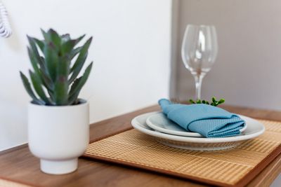 Área de lazer com piscina e espreguiçadeiras — foto para resorts