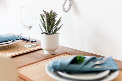 Quarto com espaço para trabalho e boa iluminação — imagem para viajantes a trabalho