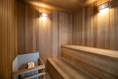 Suíte com varanda e rede para descanso — imagem convidativa para hóspedes