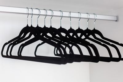 Quarto econômico com cama confortável e organização prática — ótimo para hostels