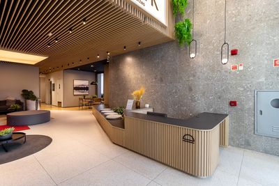 Quarto com decoração contemporânea e excelente iluminação