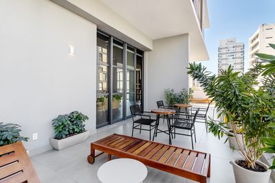 Piscina com deck e cadeiras — foto para promoção de hospedagens com lazer