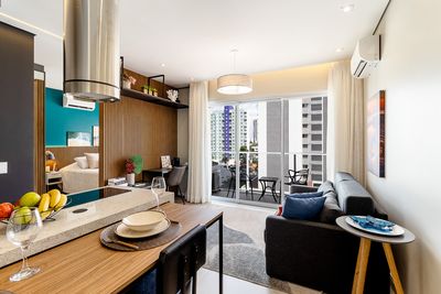 Suíte com detalhes em madeira e decoração acolhedora — foto para anúncios