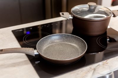 Suíte com iluminação natural e detalhes sofisticados — excelente para fotos de hotel