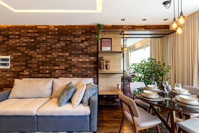 Suíte moderna com design minimalista e detalhes em madeira — ideal para Airbnb e Booking