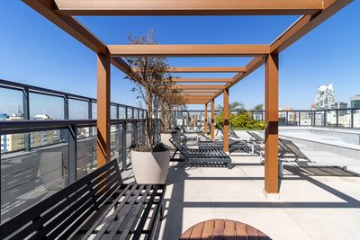 Suíte com iluminação natural e cama queen — excelente para fotos de Airbnb