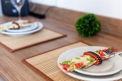 Espaço social com poltronas e mesa de centro — foto para anúncios