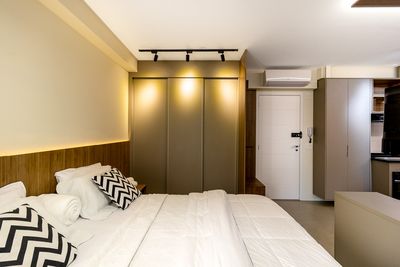 Suíte com cama queen e decoração clean — imagem para destacar conforto